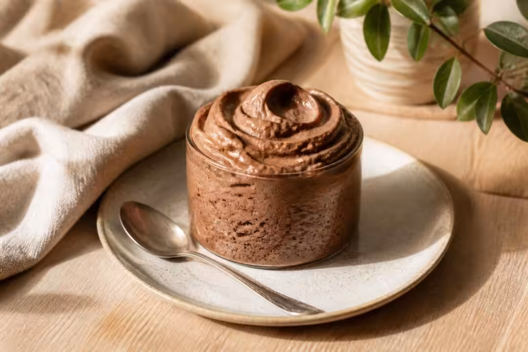 découvrez mocha mousse, la couleur pantone 2025, ses nuances et son impact dans le design et la mode pour l'année à venir.
